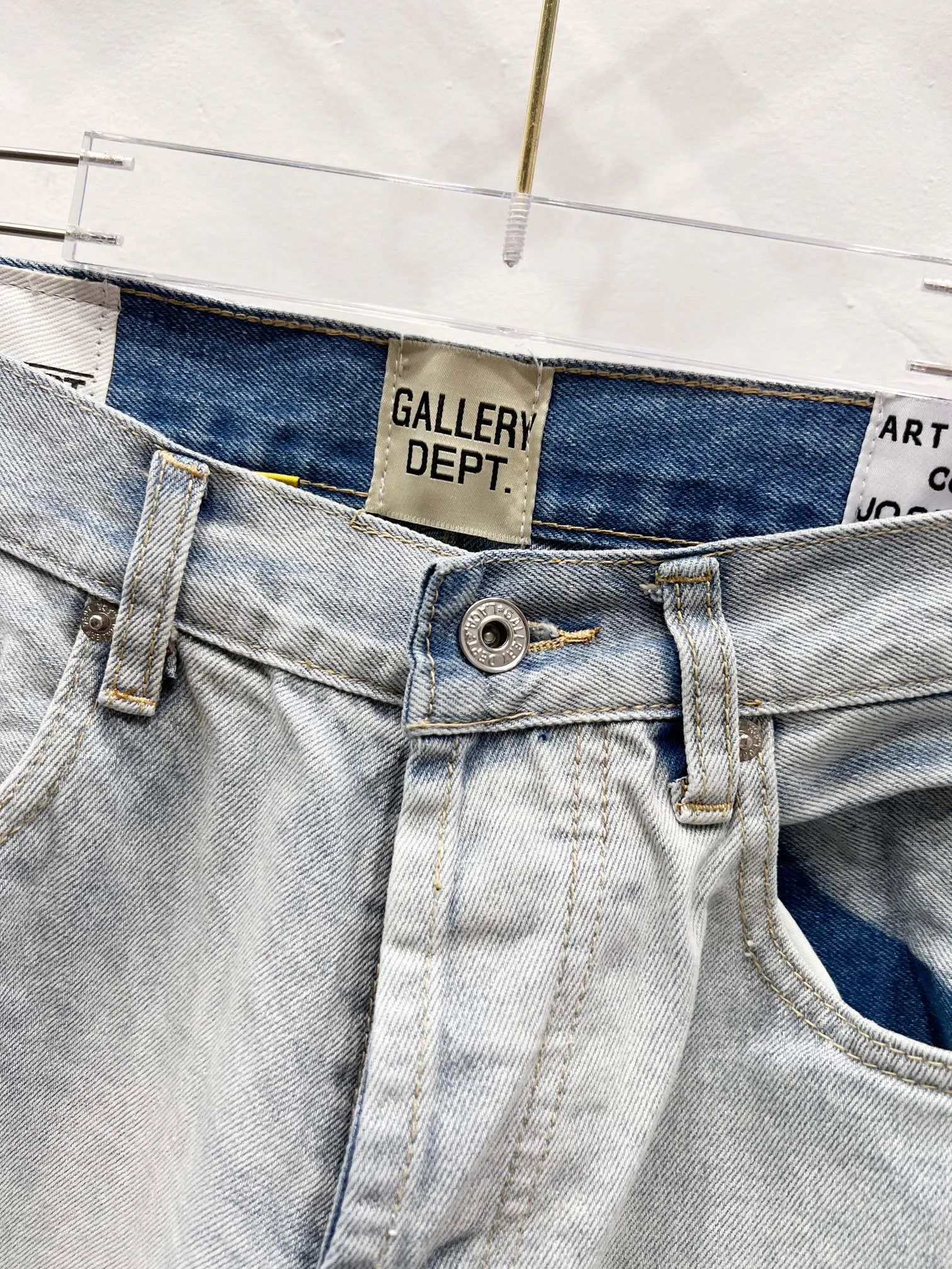 P240 Style number: (r084) GALLERY DEPT.25ss new style. Denim spliced ​​with all-over printed leather ripped bell-bottoms, washed and distressed jeans. Gallery Dept. was born in the soil of Los Angeles street culture. With the core concept of "art is daily life", it deeply integrates traditional denim craftsmanship with modern graffiti art. The brand transforms old denim, Vintage T-shirts and other items by hand, giving them personalized elements such as wear, splashing, splicing, etc. Each piece is hand-finished by craftsmen and has both artistic collection value and practical function. In 2021, the joint capsule series with French veteran Lanvin and the cooperation with Chrome Hearts have attracted the attention of the fashion industry, confirming its transformation from an independent studio to an international trend symbol. Gallery Dept. targets the global fashion pioneer group aged 18-35 and positions itself as a "high street art trendy brand". Its core competitiveness lies in: • Cultural symbol output: Through endorsements from stars such as Virgil Abloh, Jennie, and Justin Bieber, it strengthens the brand's benchmark status in the hip-hop and fashion circles. Size: 28-36 Color: Blue